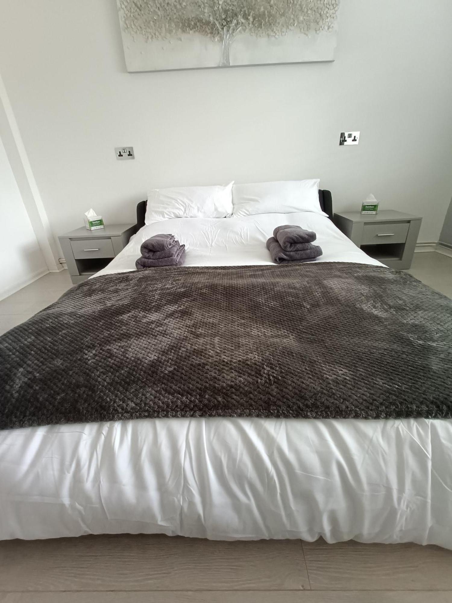 Alton Towers & Foxtail Barns & Oak Barns & Peak District Villa Wetleyrocks ภายนอก รูปภาพ