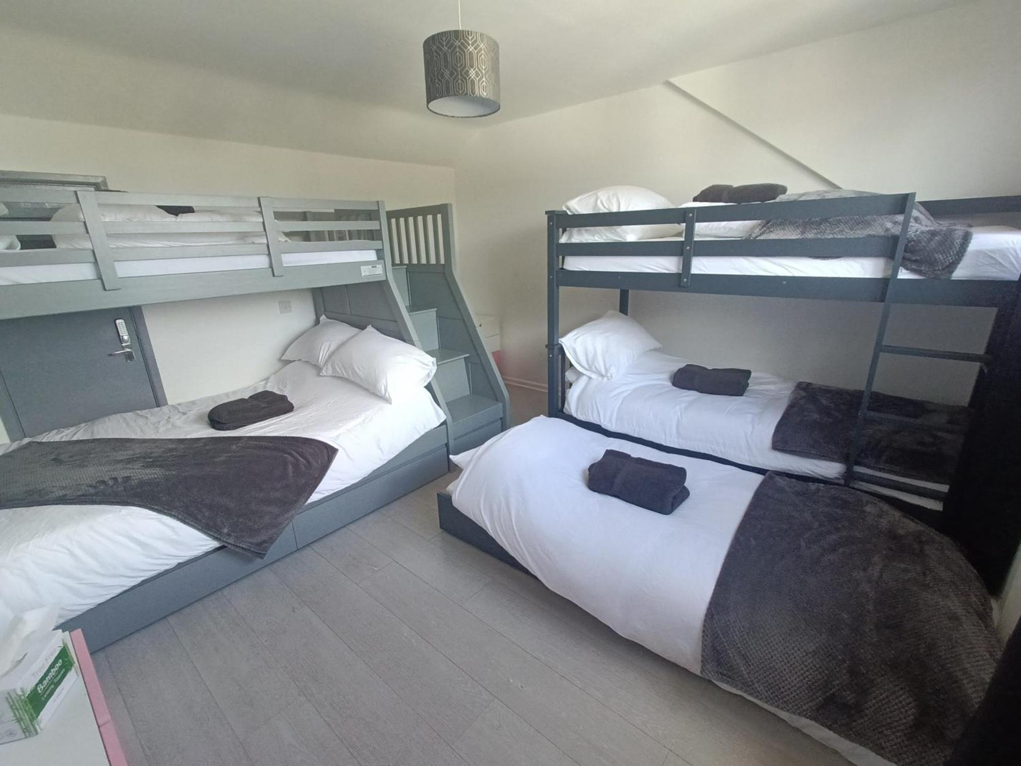 Alton Towers & Foxtail Barns & Oak Barns & Peak District Villa Wetleyrocks ภายนอก รูปภาพ